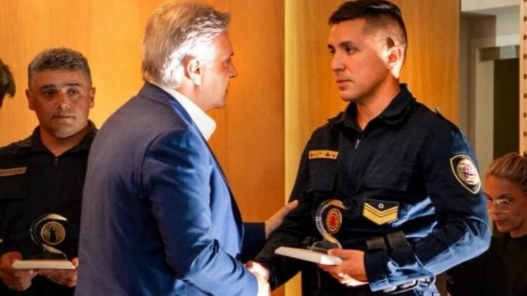Policía Mauro Ferreyra junto al gobernador Martín Llaryora.