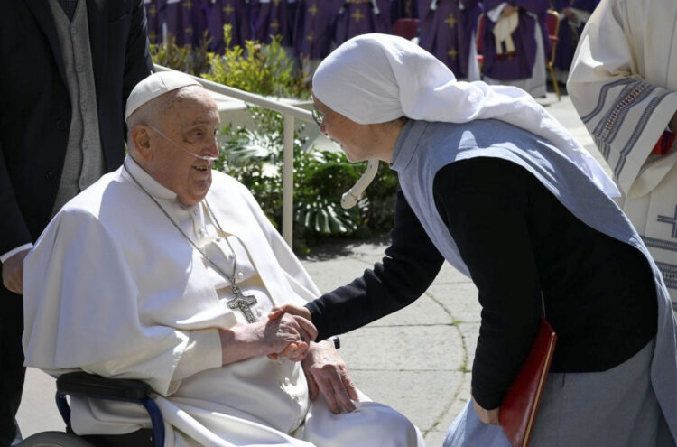 El papa Francisco 
volvió a mostrarse en público 
este domingo, al presentarse 
por sorpresa en la Plaza San 
Pedro.
