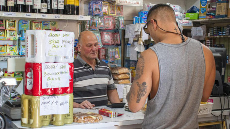 Almacenes en barrios populares registraron aumentos del 8%