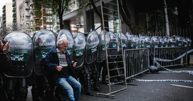 Un anciano se enfrenta a la policía antidisturbios durante una protesta frente al Congreso Nacional en Buenos Aires el 11 de septiembre de 2024.