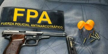 Intentó escapar con su hija y un arma en el auto, pero fue detenido