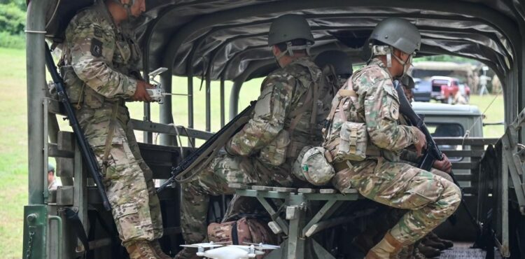 La medida suscitó preocupación y críticas: exministros de Defensa como Horacio Jaunarena y Ricardo López Murphy señalaron que estas “reglas de empeñamiento” colisionan con las leyes vigentes.
