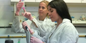 «Covid prolongado», el virus que podría llegar a distintos tejidos del cuerpo mediante la sangre