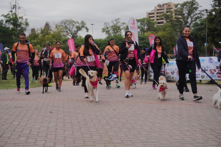 Resaltando el vínculo entre los animales de compañía y sus tutores, el sábado pasado la Municipalidad de Córdoba realizó la primera correcaminata canina.