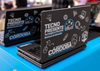 Córdoba avanza con TecnoPresente: más de 40.000 netbooks y kits de robótica para escuelas