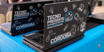 Córdoba avanza con TecnoPresente: más de 40.000 netbooks y kits de robótica para escuelas