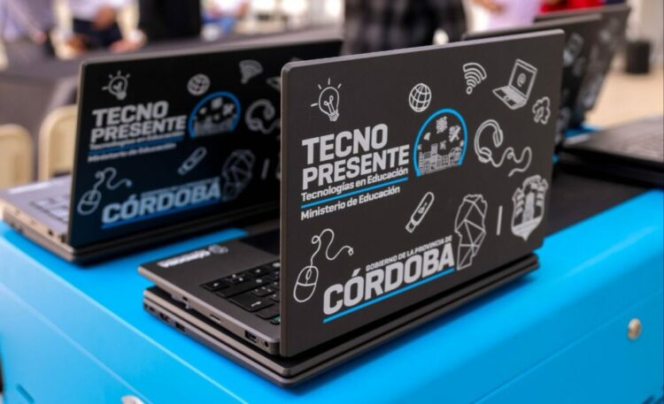 Córdoba avanza con TecnoPresente: más de 40.000 netbooks y kits de robótica para escuelas
