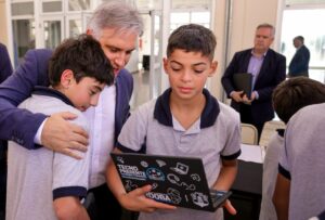 Córdoba avanza con TecnoPresente: más de 40.000 netbooks y kits de robótica para escuelas