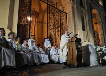 Misa en la explanada de la Catedral: tributo a un líder que inspiró esperanza