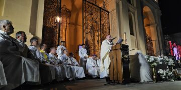 Misa en la explanada de la Catedral: tributo a un líder que inspiró esperanza