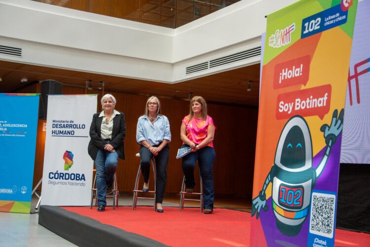 De izquierda a derecha:  Julia Reartes, Liliana Montero y Soledad Graglia.