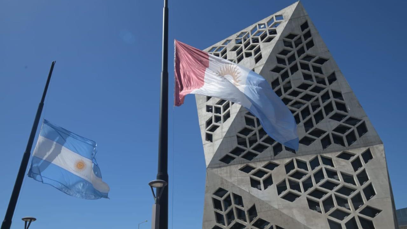 Llaryora: "Es un día muy triste para los argentinos, se nos fue un líder mundial"