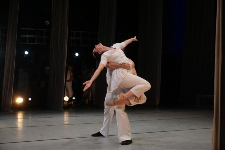 Se trata de una puesta novedosa, en clave de danza contemporánea.