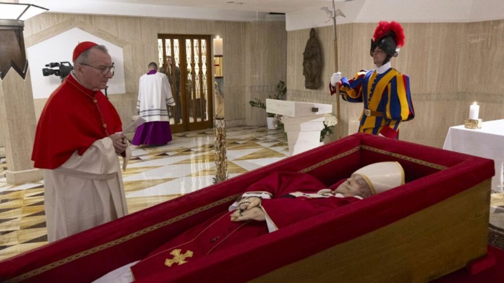 El Vaticano difundió las primeras imágenes del féretro del papa Francisco