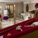 El Vaticano difundió las primeras imágenes del féretro del papa Francisco El Vaticano difundió las primeras imágenes del féretro del papa Francisco