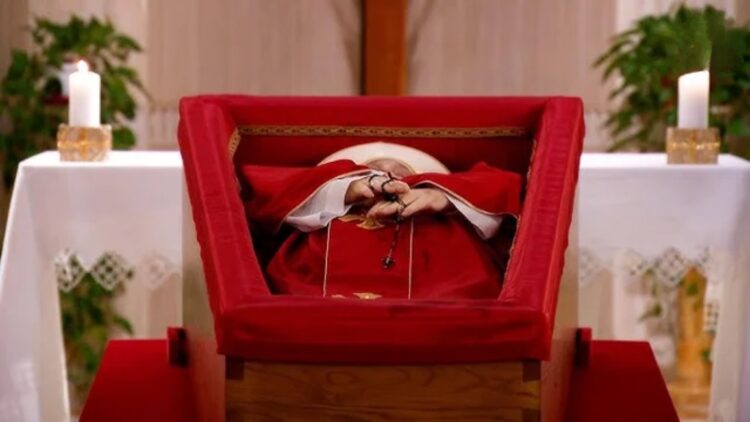 El Vaticano difundió las primeras imágenes del féretro del papa Francisco