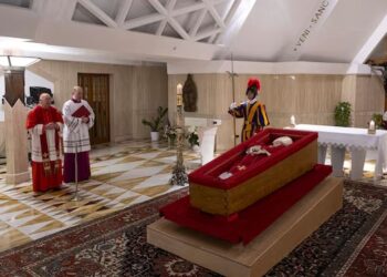 El Vaticano difundió las primeras imágenes del féretro del papa Francisco