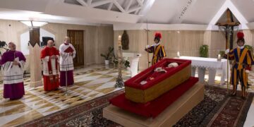 El Vaticano difundió las primeras imágenes del féretro del papa Francisco