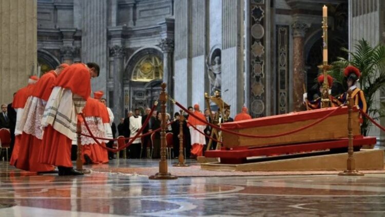 Los restos del Sumo Pontífice fueron trasladados a la Basílica de San Pedro.