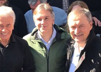 El equilibrio de un gobernador entre la campaña y la Corte