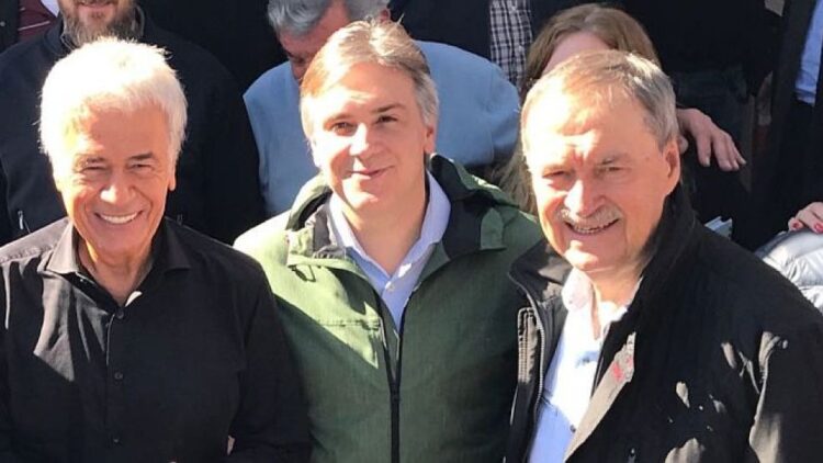 El equilibrio de un gobernador entre la campaña y la Corte