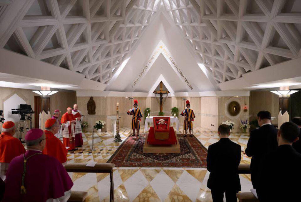 El féretro del papa Francisco se cerrará hoy y los fieles lo despiden hasta las 19