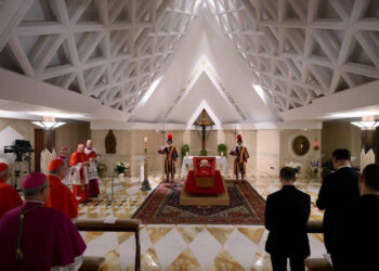 El féretro del papa Francisco se cerrará hoy y los fieles lo despiden hasta las 19