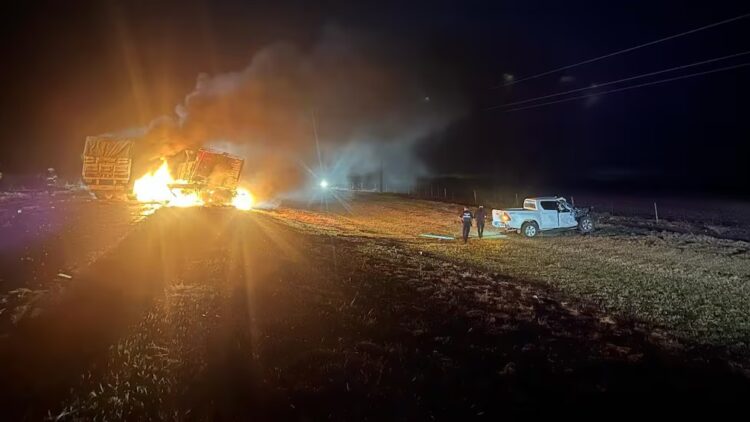 En la ruta provincial 6, un camión chocó y se incendió su parte trasera.