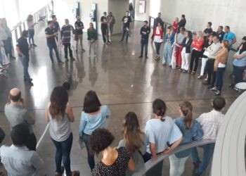 En el pueblo de «la araña»/Caras largas