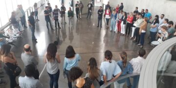 En el pueblo de «la araña»/Caras largas