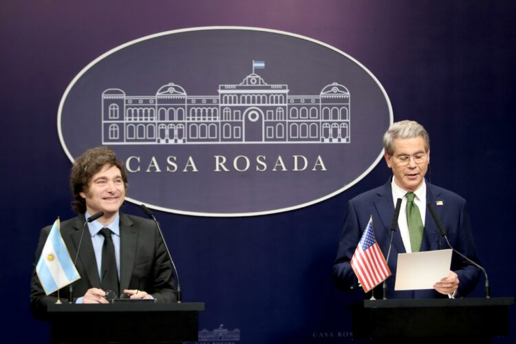 Javier Milei junto al  secretario del Tesoro de EE.UU.