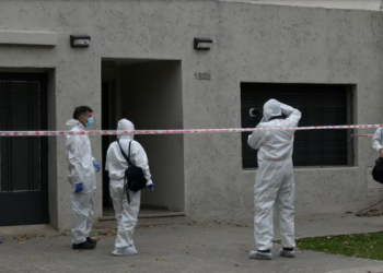 Hallan a una mujer muerta dentro de un placard y detienen a su hijo