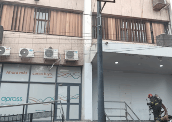 Incendio en edificio anexo a Apross: el fuego afecta el tercer piso