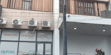 Incendio en edificio anexo a Apross: el fuego afecta el tercer piso