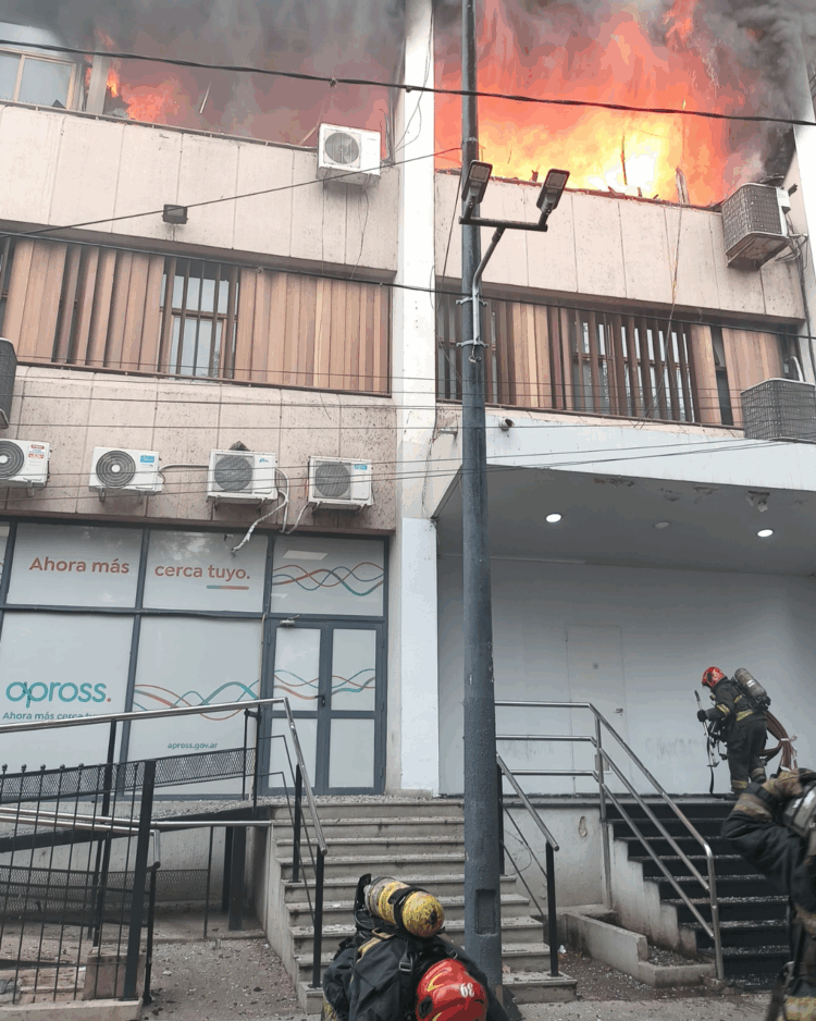 Trabaja personal de Bomberos en el lugar. Foto: Policía de Córdoba.