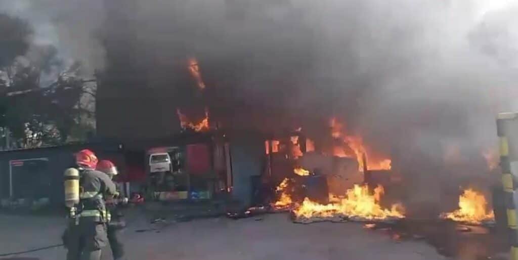 Se incendió un taller de pintura con al menos 15 empleados dentro