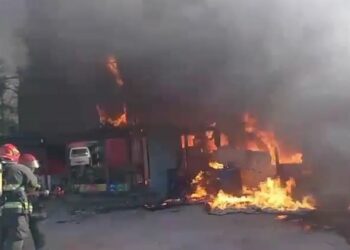 Se incendió un taller de pintura con al menos 15 empleados dentro