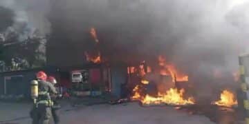 Se incendió un taller de pintura con al menos 15 empleados dentro