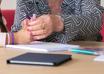 Ordenan tramitar en forma conjunta demandas de privación de la responsabilidad parental y tutela