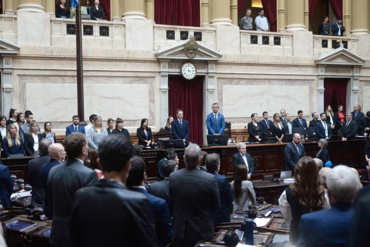 La Cámara baja dejó de lado sus disputas para celebrar al papa