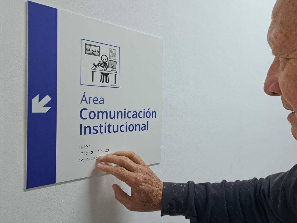 La importancia de la señalética inclusiva en espacios públicos y educativos
