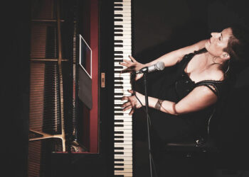 Las teclas suenan cuando el día muere