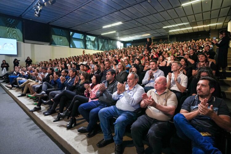 Los más de 400 municipios y comunas de la provincia podrán cancelar sus deudas en 120 cuotas.