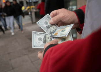 Los ahorristas dejan los plazos fijos y se refugian en el dólar