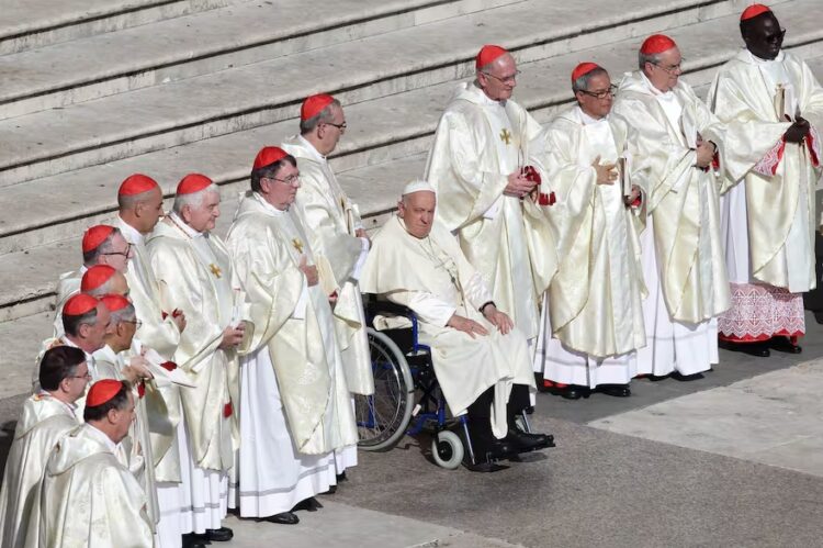 El papa Francisco concelebra la Santa Misa con el Colegio Cardenalicio en la Plaza de San Pedro del Vaticano el 4 de octubre de 2023.