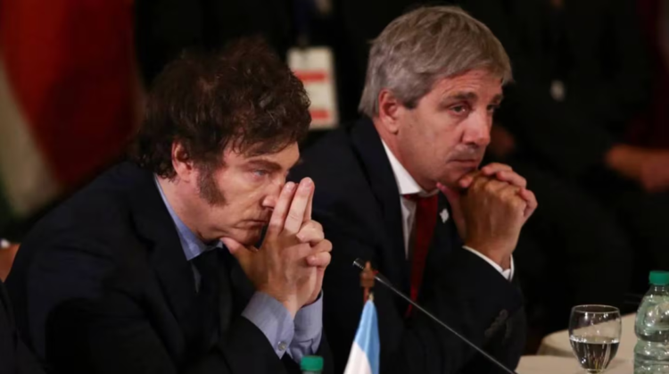 Denuncian a Milei, Caputo y Bausili por posible malversación en venta de dólares a valor oficial