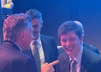 Macri y Santiago Caputo: abrazos y bromas en la cena de la Fundación Libertad