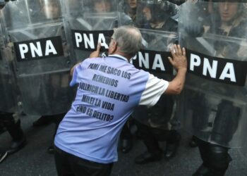 Marcha de jubilados: gases, detenidos y tensión por protocolo antipiquetes
