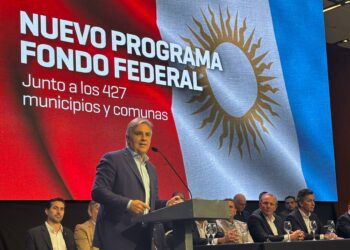 Llaryora firmó el Fondo Federal Cordobés con más de 400 intendentes y jefes comunales