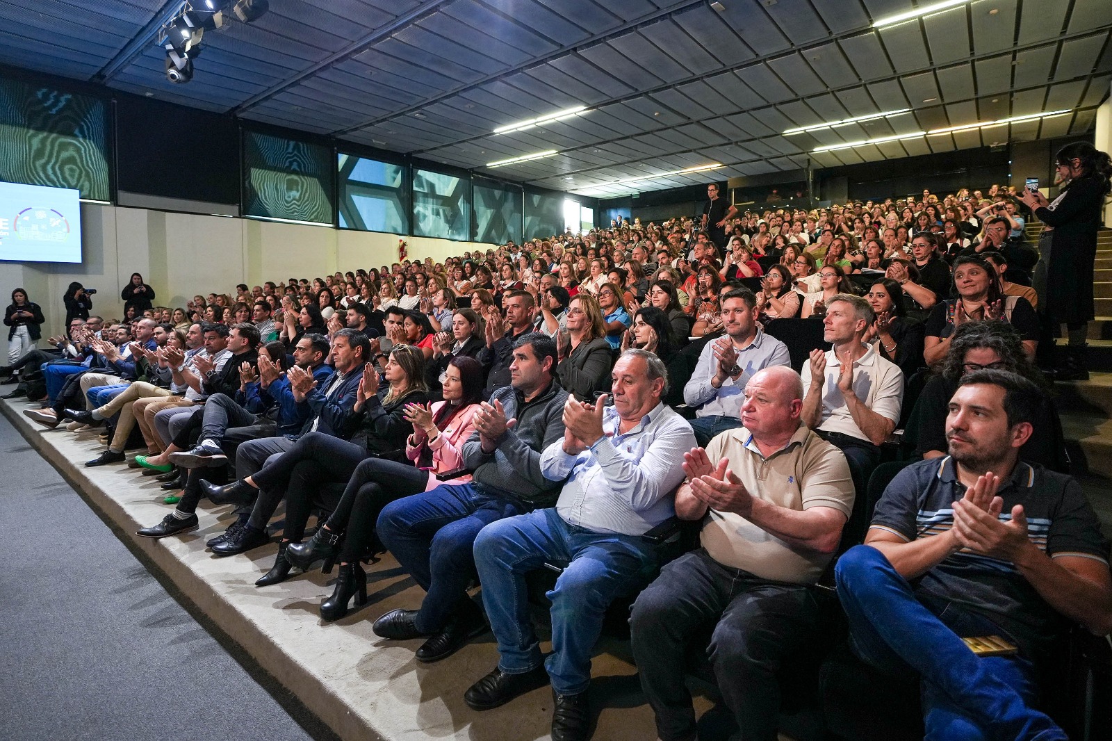 Llaryora firmó el Fondo Federal Cordobés con más de 400 intendentes y jefes comunales
